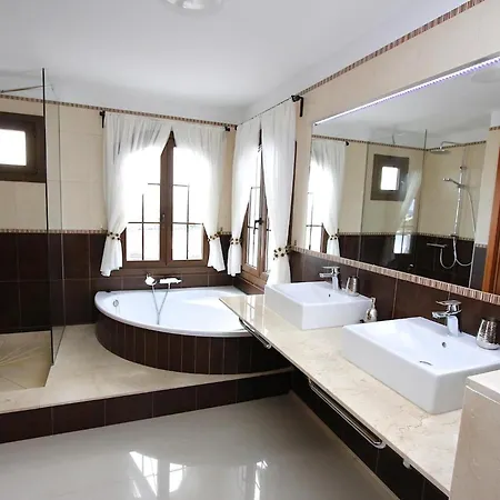 Oceano Once - Beautiful 5 Bedroom Private Pool And Hot Tub Villa *